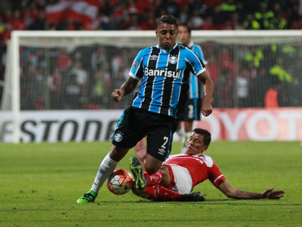 Wesley indo em direção à bola no jogo contra o Grêmio, pelo Brasileiro  Sub-20